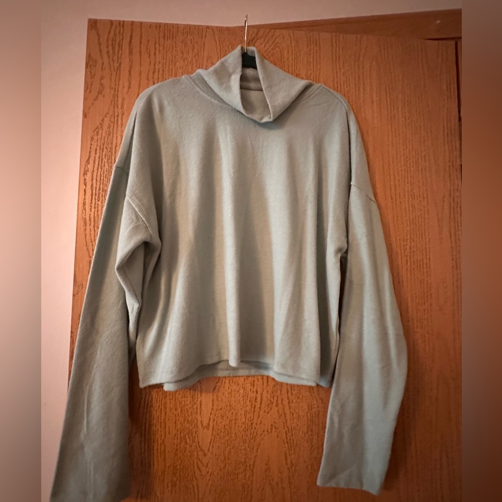 Women's Light Green Casual Activewear short sweatshirt- NWOT